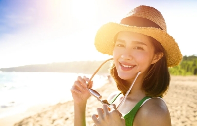 Hè đừng chăm da mà quên mắt: Bác sĩ tiết lộ lý do!